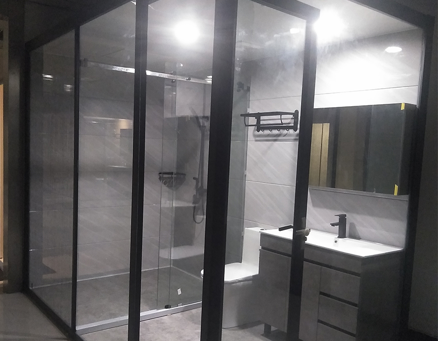 Salle de bains d'assemblage de verre de mur extérieur
